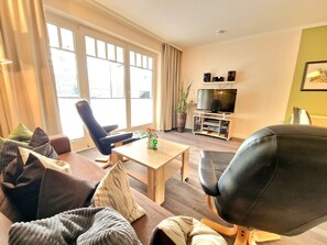 Fernseher, DVD-Player, Tischtennisplatte, Stereoanlage