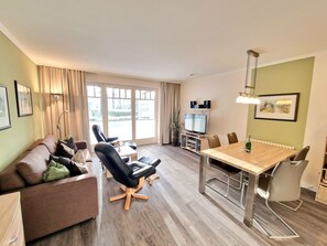TV, DVD player, table tennis, stereo - Comfortplus vacation apartment with 1 bedroom and terrace on the first floor (Ostseebad Binz)