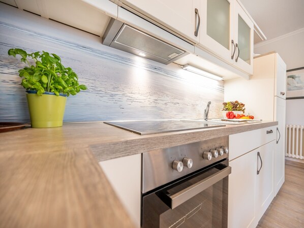 ثلاجة، ميكروويف، فرن، موقد طهي مسطح