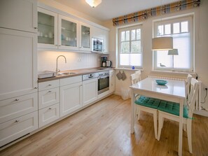 Fridge, microwave, oven, stovetop - Comfort plus apartment with 1 bedroom and balcony on the upper floor (Ostseebad Binz)