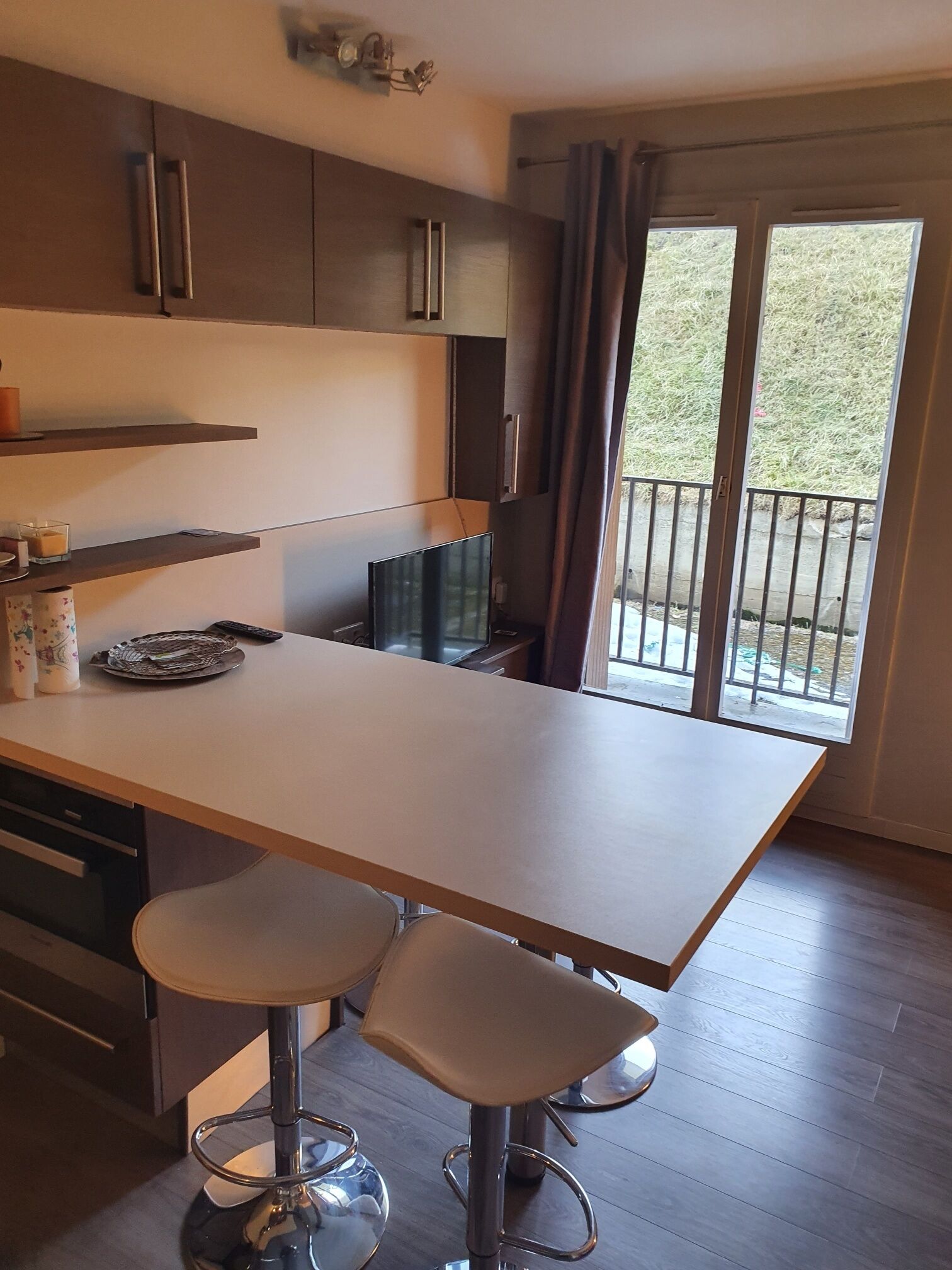 Frigorífico, microondas, horno y placa de cocina