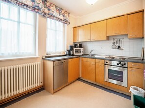 Fridge, microwave, oven, stovetop - Classic apartment with 1 bedroom and terrace on the first floor (Ostseebad Binz)