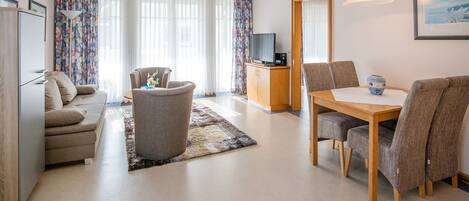 Télévision, table de tennis de table, chaîne hi-fi