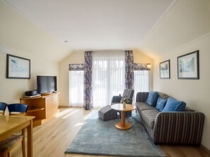 Fernseher, DVD-Player, Tischtennisplatte, Stereoanlage