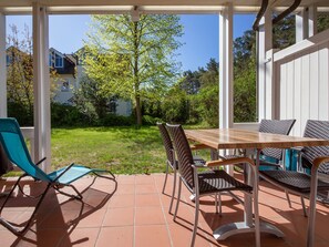 Outdoor dining - Comfort apartment with 1 bedroom and terrace on the first floor (Ostseebad Binz)