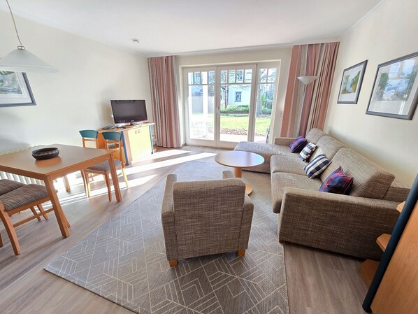 TV, DVD player, table tennis, stereo - Comfort apartment with 1 bedroom and terrace on the first floor (Ostseebad Binz)