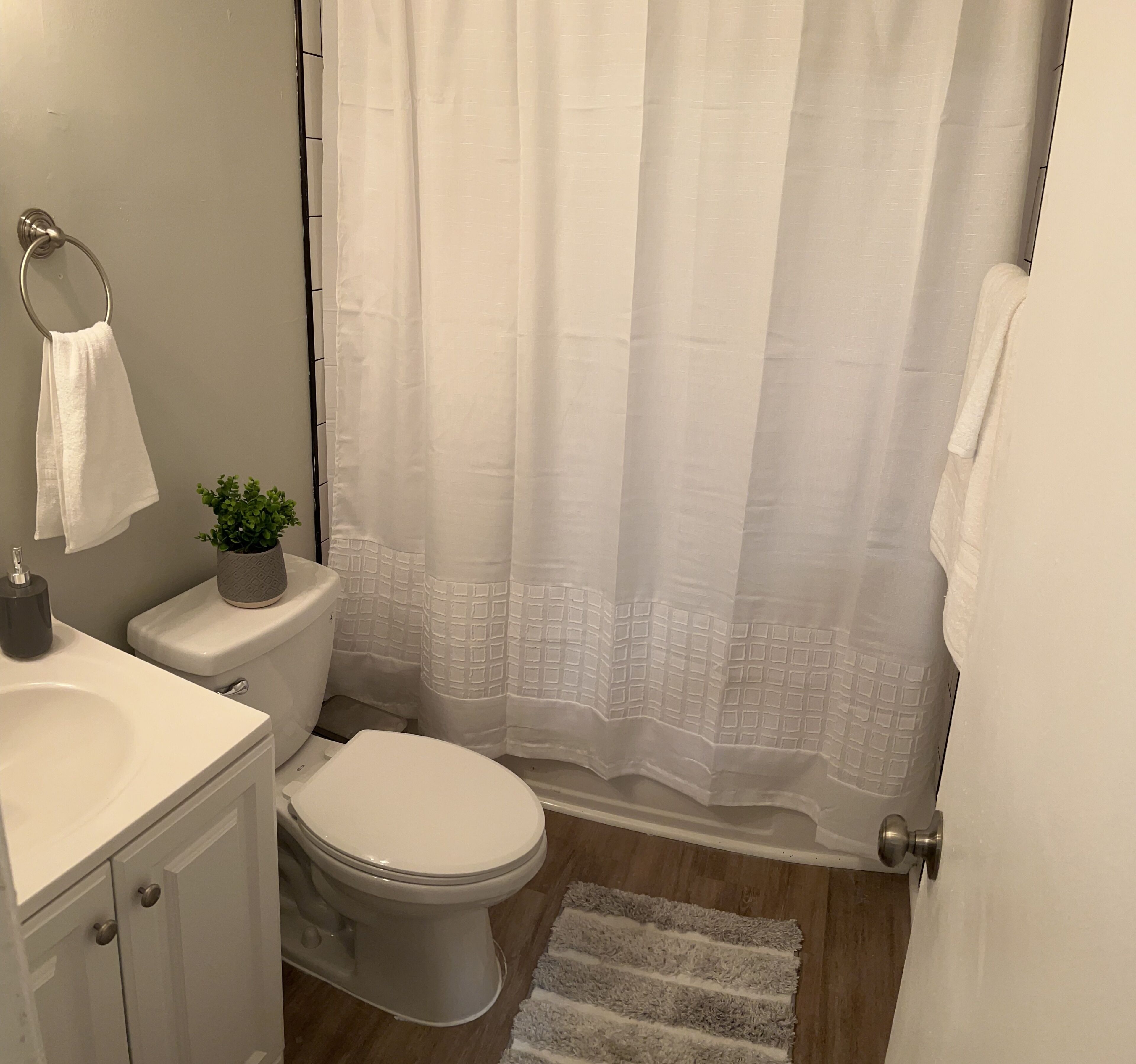 Combined shower/tub