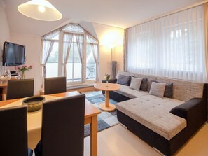 Fernseher, DVD-Player, Tischtennisplatte, Stereoanlage