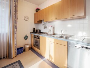 ثلاجة، فرن، موقد طهي مسطح، غسالة أطباق