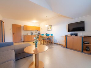 Fernseher, DVD-Player, Tischtennisplatte, Stereoanlage