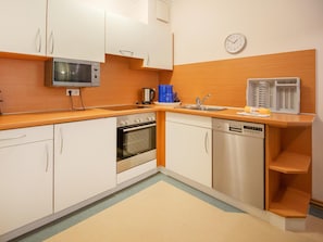 ثلاجة، ميكروويف، فرن، موقد طهي مسطح