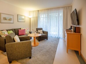 Fernseher, DVD-Player, Tischtennisplatte, Stereoanlage