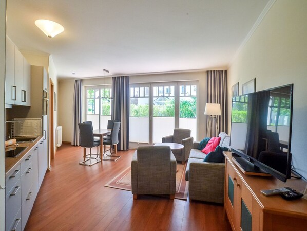 Fernseher, DVD-Player, Tischtennisplatte, Stereoanlage