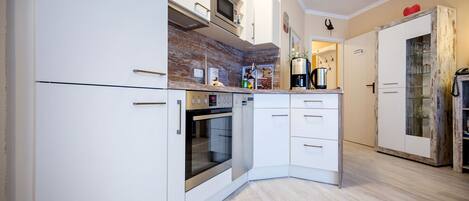 Kühlschrank, Mikrowelle, Ofen, Herdplatte