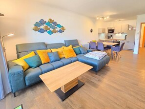 TV, table tennis, stereo - Comfort plus vacation apartment with 2 bedrooms and terrace on the first floor (Ostseebad Binz)