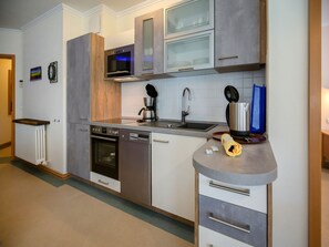 Kühlschrank, Mikrowelle, Ofen, Herdplatte