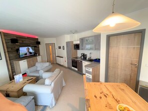 Fernseher, DVD-Player, Tischtennisplatte, Stereoanlage