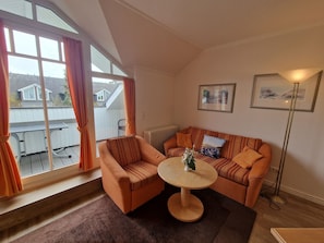 Fernseher, DVD-Player, Tischtennisplatte, Stereoanlage