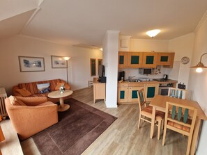 Fernseher, DVD-Player, Tischtennisplatte, Stereoanlage