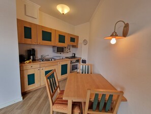 Dining - Komfort Ferienwohnung mit 1 Schlafzimmer und Balkon im Dachgeschoss (Ostseebad Binz)