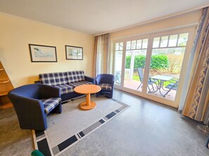 Fernseher, DVD-Player, Tischtennisplatte