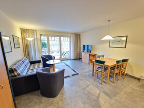 Fernseher, DVD-Player, Tischtennisplatte