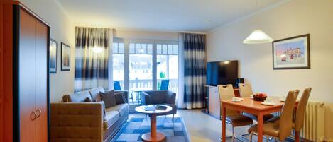 Fernseher, DVD-Player, Tischtennisplatte, Stereoanlage