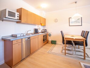 ثلاجة، ميكروويف، فرن، موقد طهي مسطح