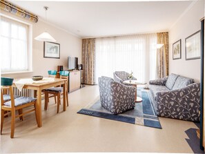 Fernseher, DVD-Player, Tischtennisplatte, Stereoanlage