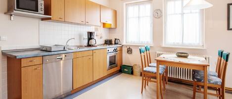 Køleskab, mikrobølgeovn, ovn, kogeplade