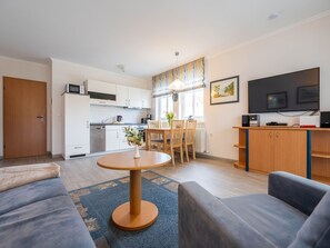 TV, DVD player, table tennis, stereo - Comfort apartment with 1 bedroom and balcony on the upper floor (Ostseebad Binz)