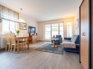 Fernseher, DVD-Player, Tischtennisplatte, Stereoanlage