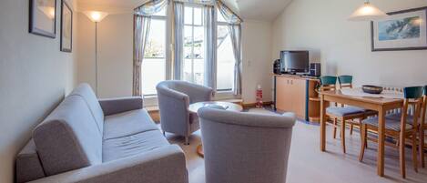 Fernseher, DVD-Player, Tischtennisplatte, Stereoanlage