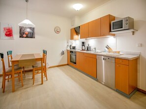 Fridge, microwave, oven, stovetop - Comfort apartment with 1 bedroom and terrace on the first floor (Ostseebad Binz)