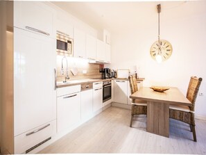 Fridge, microwave, oven, stovetop - Comfortplus vacation apartment with 1 bedroom and terrace on the first floor (Ostseebad Binz)