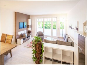 Fernseher, DVD-Player, Tischtennisplatte, Stereoanlage