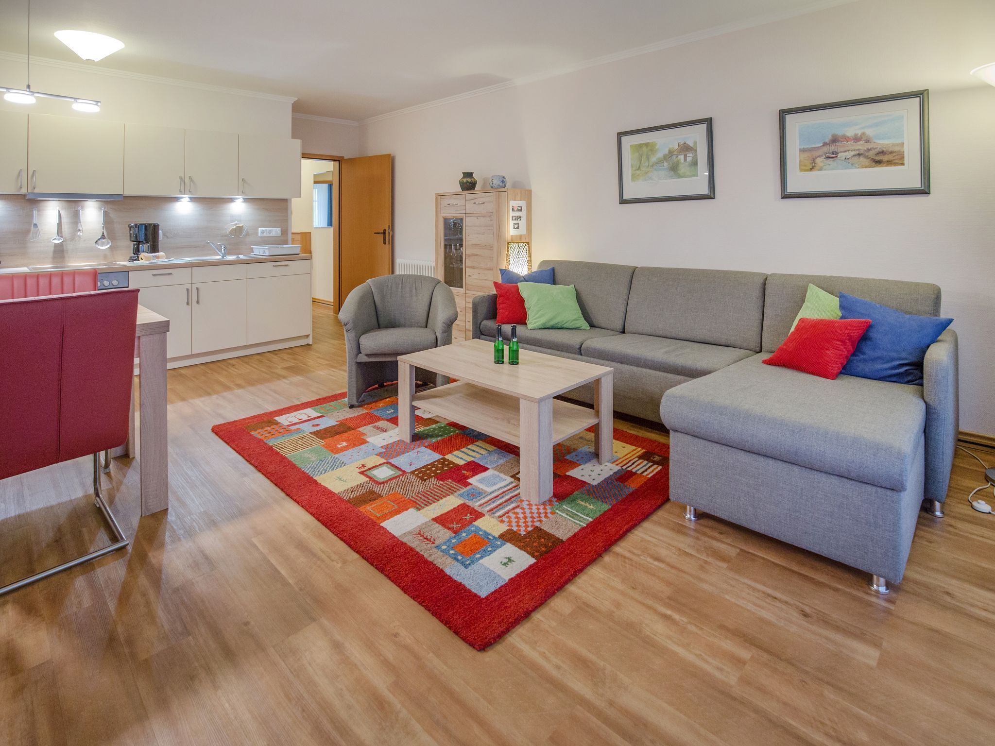 Een televisie, een dvd-speler, een tafeltennistafel en een stereo