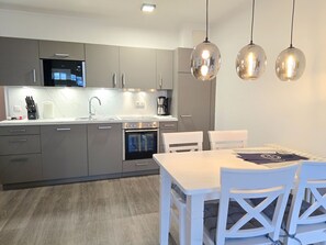 Fridge, microwave, oven, stovetop - Komfortplus Ferienwohnung mit 1 Schlafzimmer und Balkon im Obergeschoss (Ostseebad Binz)