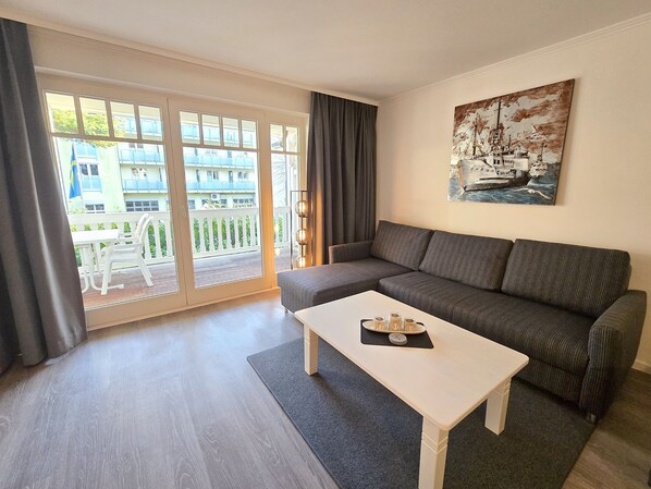 TV, table tennis, stereo - Komfortplus Ferienwohnung mit 1 Schlafzimmer und Balkon im Obergeschoss (Ostseebad Binz)