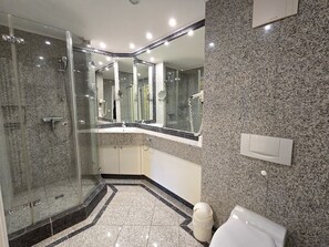 Hair dryer, towels - Komfortplus Ferienwohnung mit 1 Schlafzimmer und Balkon im Obergeschoss (Ostseebad Binz)