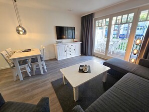 TV, table tennis, stereo - Komfortplus Ferienwohnung mit 1 Schlafzimmer und Balkon im Obergeschoss (Ostseebad Binz)