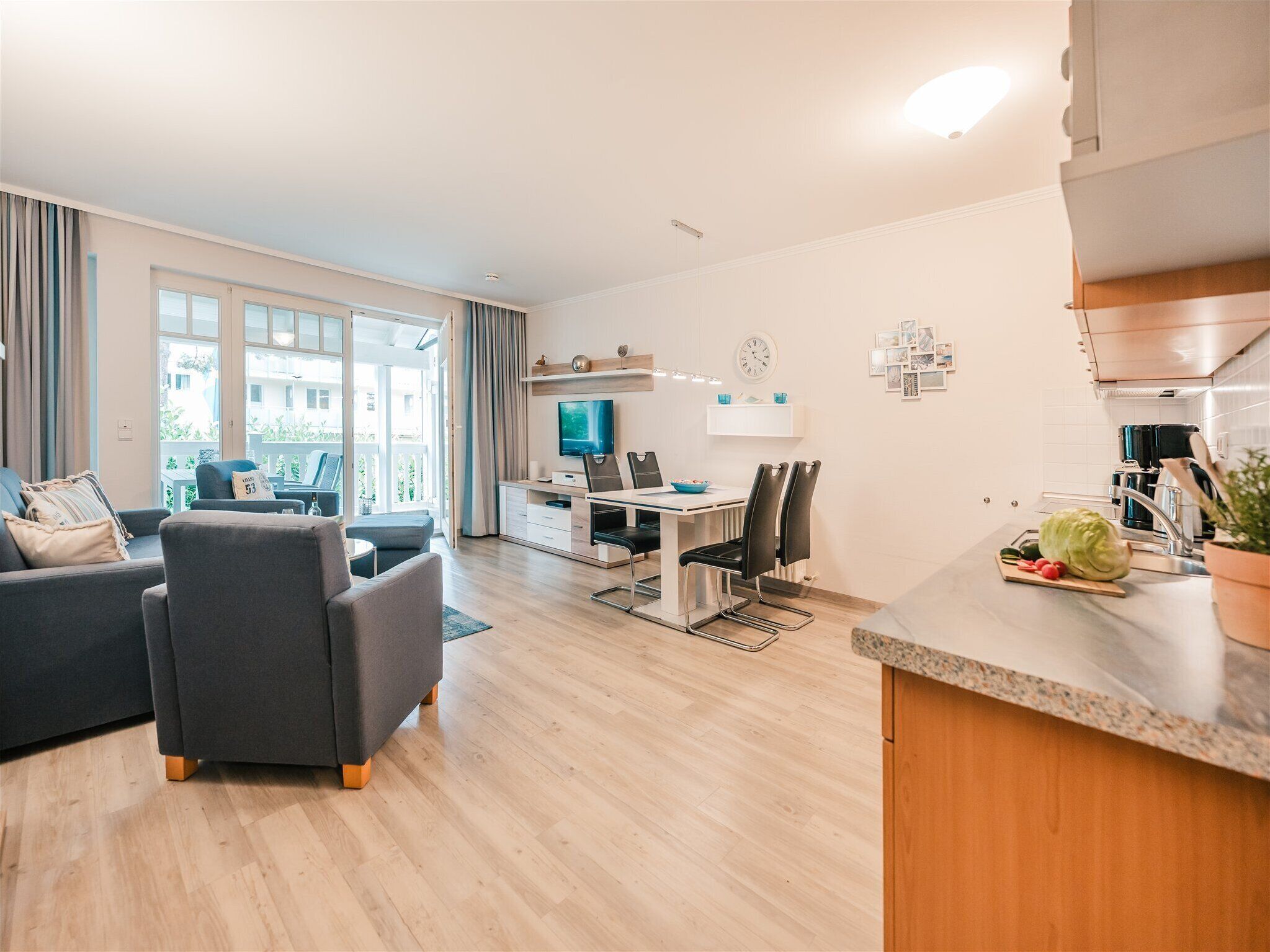 Fernseher, DVD-Player, Tischtennisplatte, Stereoanlage