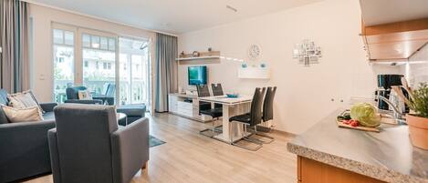 Télévision, lecteur de DVD, table de tennis de table, chaîne hi-fi