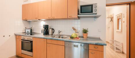 Een koelkast, een microgolfoven, een oven, een kookplaat