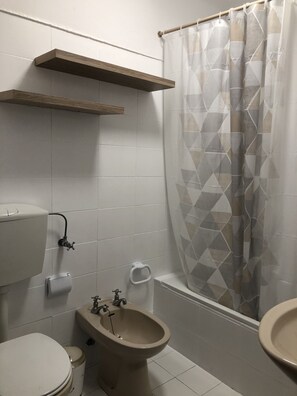 Ensemble baignoire-douche, séchoir à cheveux, bidet, serviettes fournies