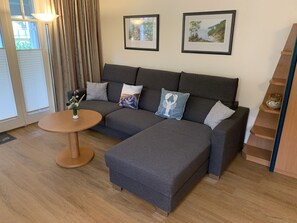 Fernseher, DVD-Player, Tischtennisplatte, Stereoanlage