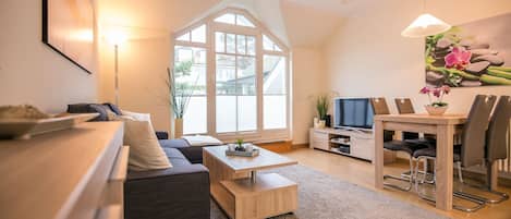 Fernseher, DVD-Player, Tischtennisplatte, Stereoanlage