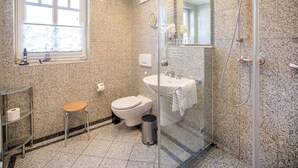 Un bagno con il water, un lavandino e una doccia.