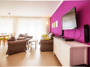 Fernseher, DVD-Player, Tischtennisplatte, Stereoanlage