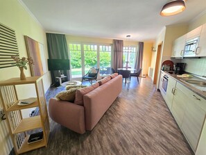 Fernseher, DVD-Player, Tischtennisplatte, Stereoanlage